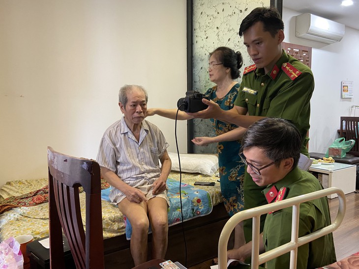 Người dân nô nức đi đăng ký tài khoản định danh điện tử - Ảnh 3.