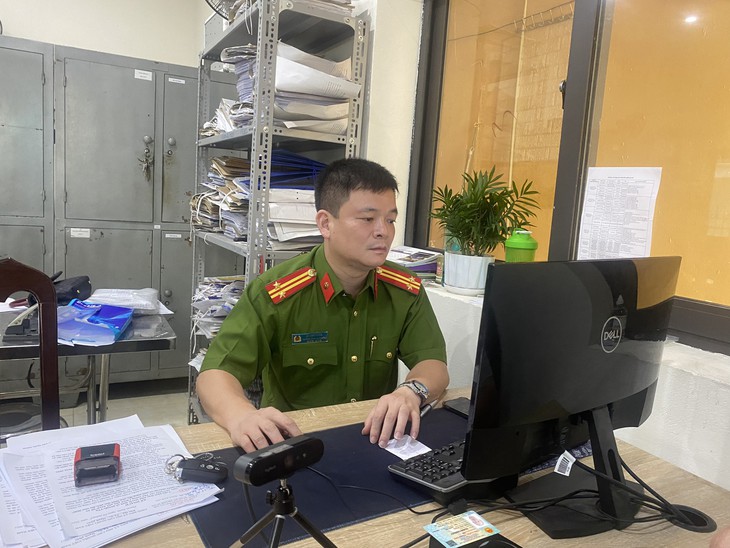 Người dân nô nức đi đăng ký tài khoản định danh điện tử - Ảnh 4.