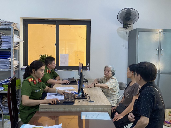 Người dân nô nức đi đăng ký tài khoản định danh điện tử - Ảnh 5.