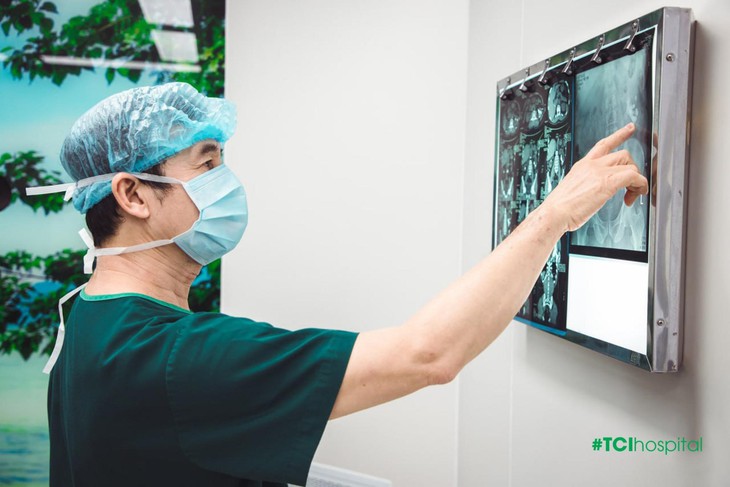 Cách lấy sạch 4 viên sỏi thận kích thước "khủng" trong 2 giờ - Ảnh 1.