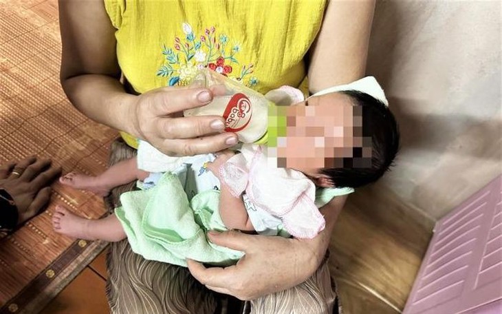 Bé trai 1 tháng tuổi bị bỏ rơi trước cổng chùa