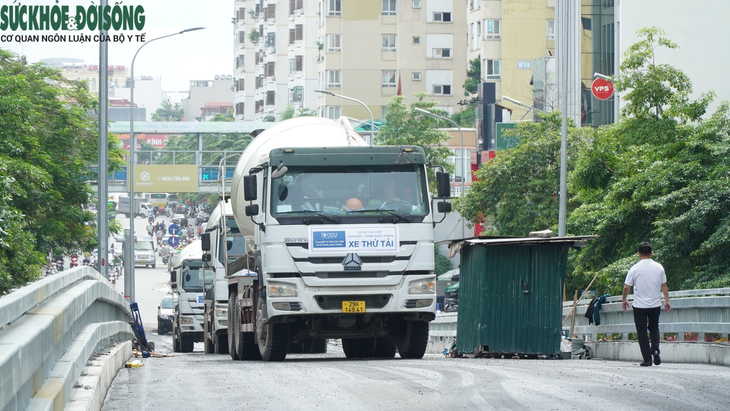 Cận cảnh thử tải cầu vượt chữ C nút giao Chùa Bộc - Phạm Ngọc Thạch - Ảnh 2.