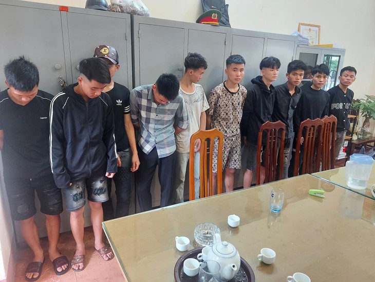 Nhóm nam thanh niên mang súng cồn đi giải quyết mâu thuẫn - Ảnh 1. Nhóm nam thanh niên mang súng cồn đi giải quyết mâu thuẫn - Ảnh 1.