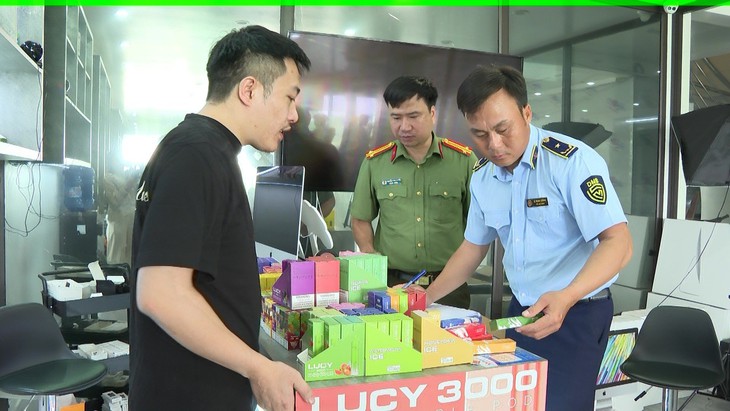 Một tiểu thương kinh doanh gần 600 sản phẩm, phụ kiện thuốc lá điện tử nhập lậu - Ảnh 2.