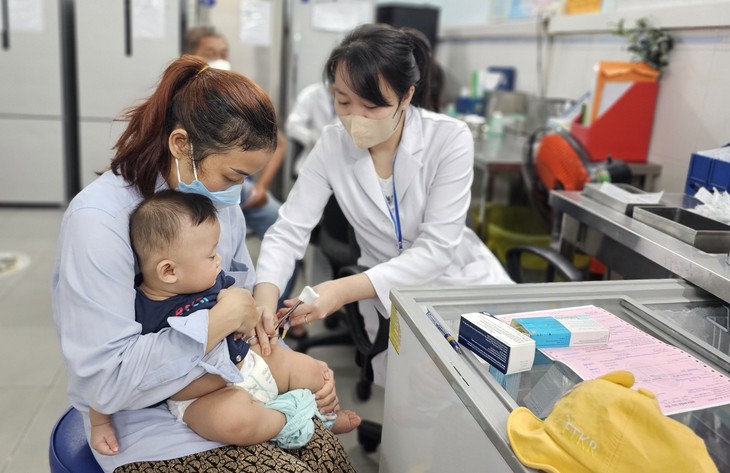 Cần phân loại bệnh sớm để chuyển tuyến phù hợp với tay chân miệng, sốt xuất huyết - Ảnh 1. Cần phân loại bệnh sớm để chuyển tuyến phù hợp với tay chân miệng, sốt xuất huyết - Ảnh 1.