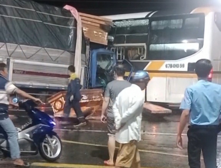 Xe tải đâm xe giường nằm trên Quốc lộ 1, nhiều quan tài ngổn ngang trên đường - Ảnh 1. Xe tải đâm xe giường nằm trên Quốc lộ 1, nhiều quan tài ngổn ngang trên đường - Ảnh 1.