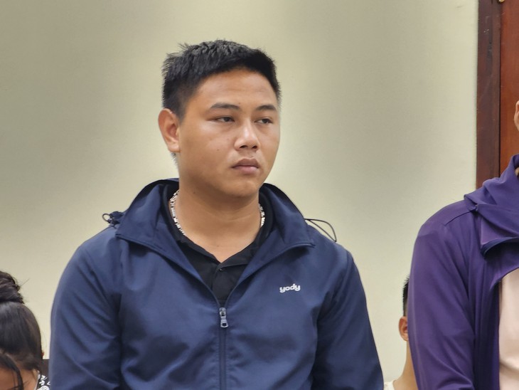 Tuyên án 4 đối tượng dùng chai bia ném vào người đi đường - Ảnh 1.