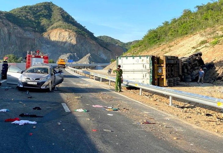 Tai nạn giao thông trên cao tốc Nha Trang - Cam Lâm khiến 4 người thương vong - Ảnh 1. Tai nạn giao thông trên cao tốc Nha Trang - Cam Lâm khiến 4 người thương vong - Ảnh 1.