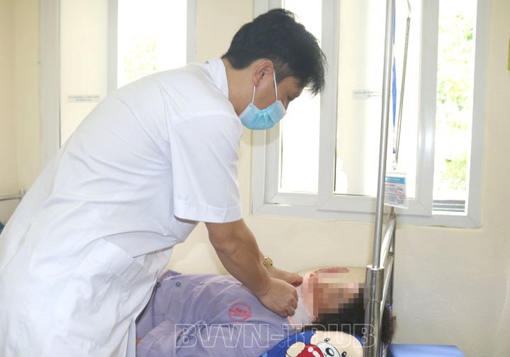 Bị ngã khi đang hái vải, người phụ nữ bị gãy đốt sống cổ - Ảnh 1. Bị ngã khi đang hái vải, người phụ nữ bị gãy đốt sống cổ - Ảnh 1.