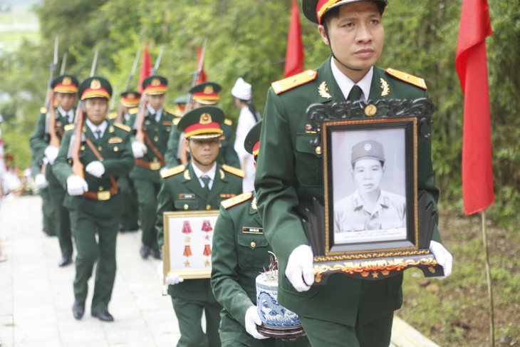 Các tỉnh Tây Bắc đón nhận, truy điệu và an táng hài cốt liệt sĩ quân tình nguyện - Ảnh 1.