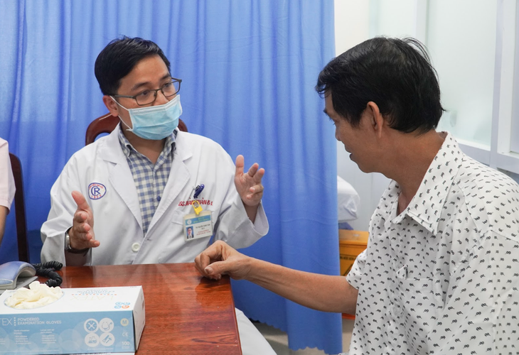 Lần đầu tiên Việt Nam điều trị thành công cho bệnh nhân ung thư thận có chồi bướu bằng nội soi - Ảnh 2. Lần đầu tiên Việt Nam điều trị thành công cho bệnh nhân ung thư thận có chồi bướu bằng nội soi - Ảnh 2.