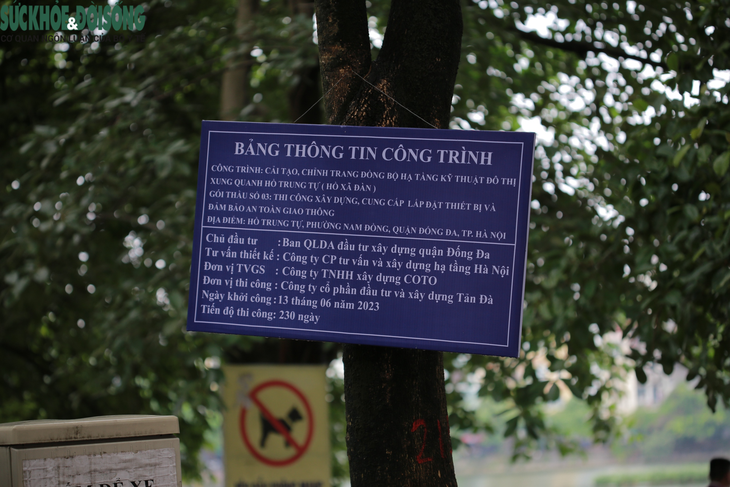 Bờ kè hồ ở Hà Nội xuống cấp, ngổn ngang vật liệu xây dựng - Ảnh 1.