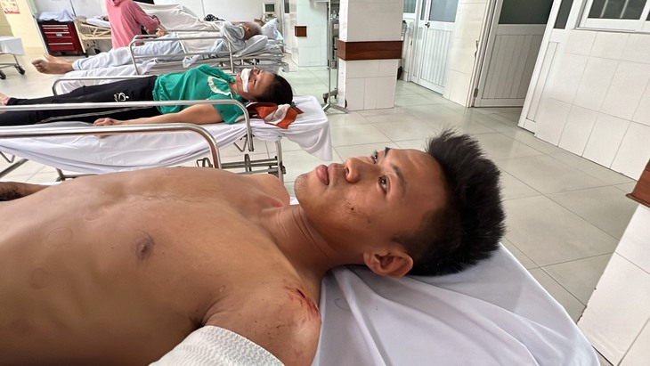 Lật xe chở đội bóng đá trẻ Quảng Nam: Lời kể của nạn nhân - Ảnh 2. Lật xe chở đội bóng đá trẻ Quảng Nam: Lời kể của nạn nhân - Ảnh 2.