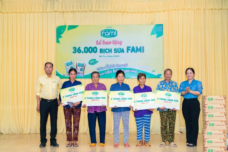 Fami đồng hành cùng chuyến xe nhân ái và mang nguồn dinh dưỡng lành mạnh tặng bà con tại Đồng bằng sông Cửu Long - Ảnh 2.
