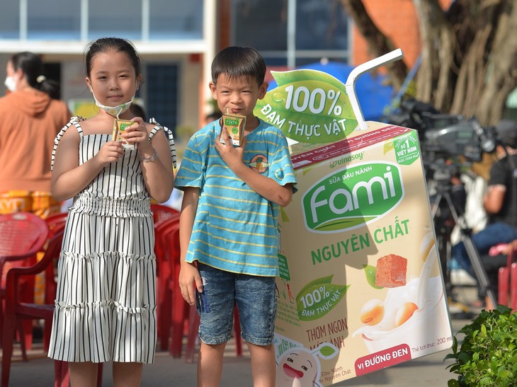 Fami đồng hành cùng chuyến xe nhân ái và mang nguồn dinh dưỡng lành mạnh tặng bà con tại Đồng bằng sông Cửu Long - Ảnh 3.