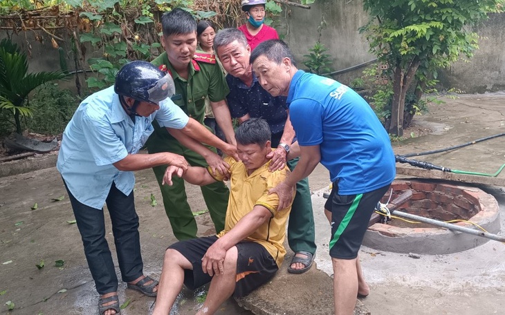 Cứu sống người đàn ông ngạt khí khi nạo vét dưới giếng sâu 13m
