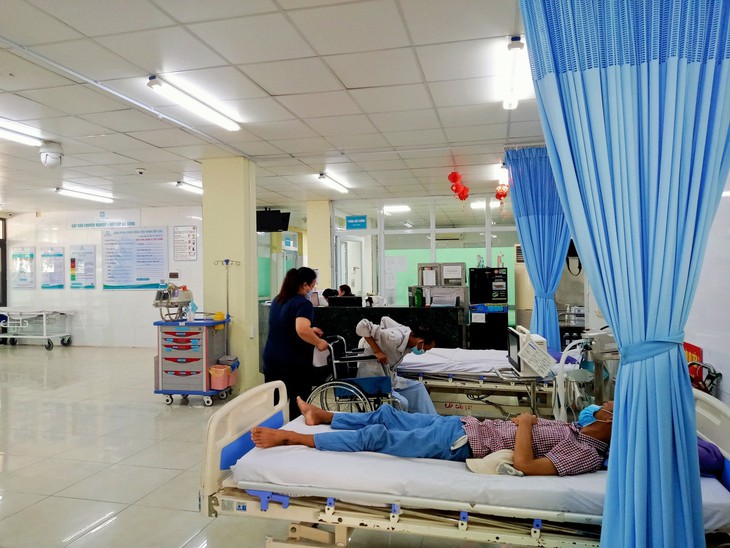 Bệnh viện 199 cấp cứu một đoàn khách du lịch bị ngộ độc thực phẩm - Ảnh 1.