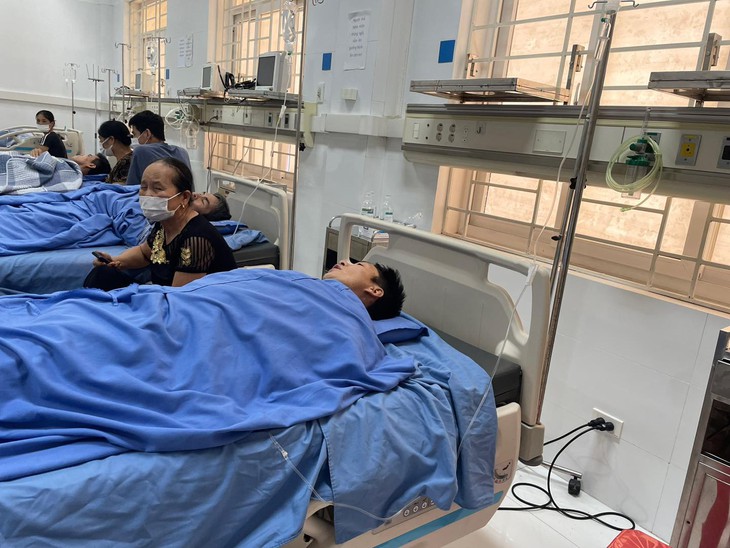 Gắp con đỉa to bằng ngón tay sống trong cổ họng người đàn ông - Ảnh 3.