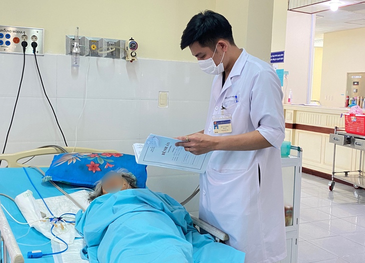 Nội soi lấy sỏi kích thước lớn cho cụ bà 86 tuổi - Ảnh 2.