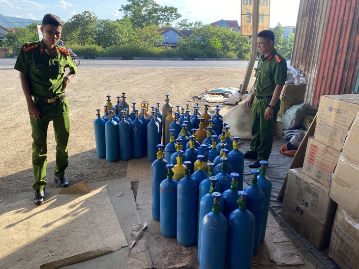 Phát hiện đường dây vận chuyển, mua bán trái phép khí cười - Ảnh 1. Phát hiện đường dây vận chuyển, mua bán trái phép khí cười - Ảnh 1.
