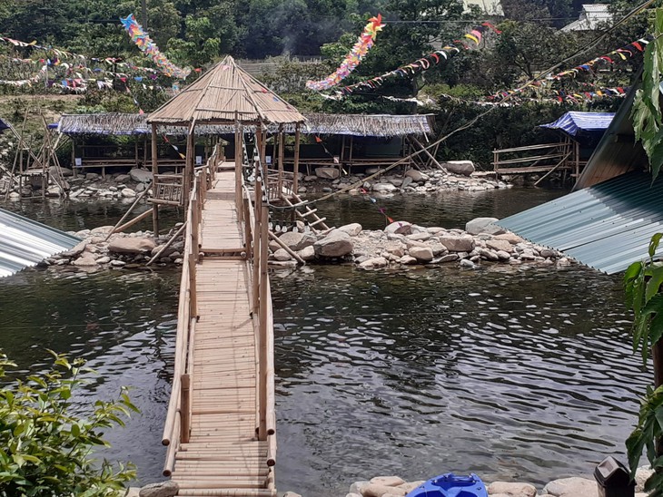 Nhiều lần bị 'tuýt còi', vẫn ngang nhiên lấn chiếm lòng suối để kinh doanh - Ảnh 2. Nhiều lần bị 'tuýt còi', vẫn ngang nhiên lấn chiếm lòng suối để kinh doanh - Ảnh 2.