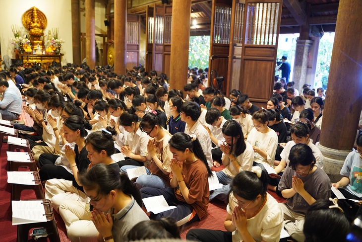 Lên chùa cầu nguyện, ăn chè đậu đỏ… là những cách sĩ tử cầu may trước ngày thi tốt nghiệp THPT - Ảnh 1.
