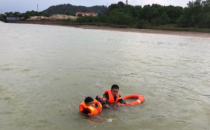 Hi hữu cứu sống người phụ nữ trôi nổi trên sông gần 1 tiếng đồng hồ
- Ảnh 1.