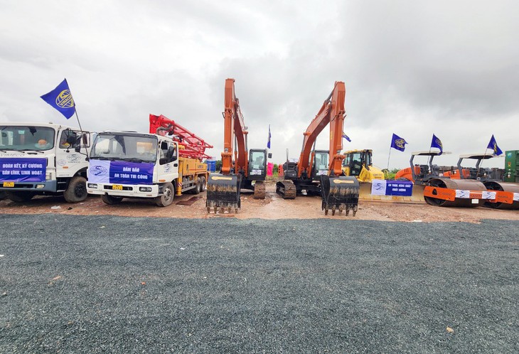 Vingroup tổ chức hàng trăm chuyến VinBus miễn phí tới Mega Grand World Hà Nội - Ảnh 1. Vingroup tổ chức hàng trăm chuyến VinBus miễn phí tới Mega Grand World Hà Nội - Ảnh 1.