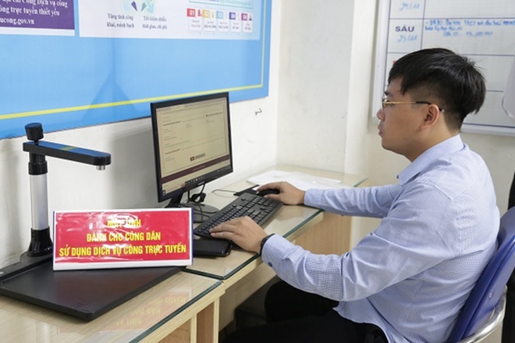 Hơn 40.000 trẻ dưới 6 tuổi đã được cấp thẻ BHYT qua liên thông
- Ảnh 1. Hơn 40.000 trẻ dưới 6 tuổi đã được cấp thẻ BHYT qua liên thông
- Ảnh 1.