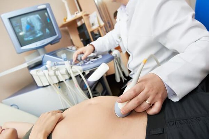 Chẩn đoán trước sinh (CĐTS) là sử dụng những phương pháp thăm dò bao gồm siêu âm siêu âm chọc hút nước ối, lấy máu tĩnh mạch rốn, sinh thiết bánh nhau cho thai phụ trong thời kỳ thai nghén. Ảnh minh hoạ