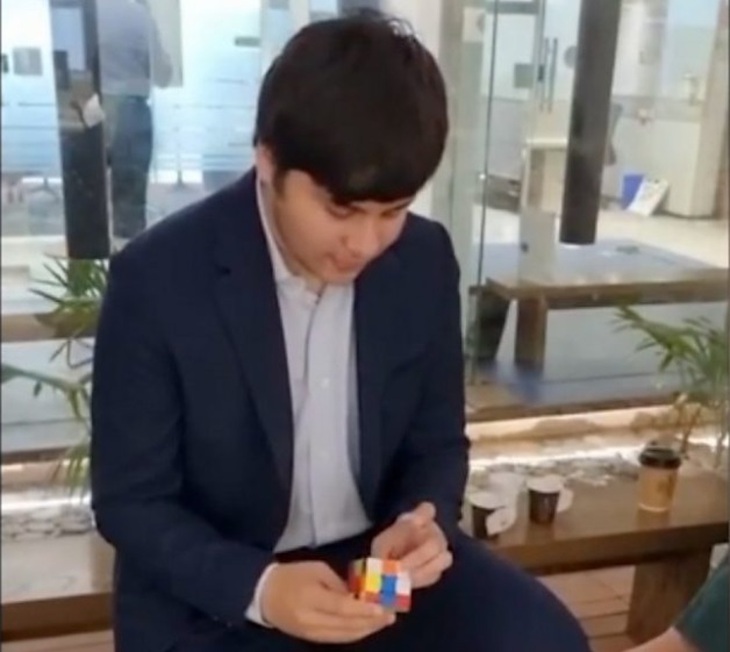 Con trai tỷ phú đã định phá kỷ lục Rubik trên tàu Titan trong chuyến thám hiểm định mệnh - Ảnh 3. Con trai tỷ phú đã định phá kỷ lục Rubik trên tàu Titan trong chuyến thám hiểm định mệnh - Ảnh 3.