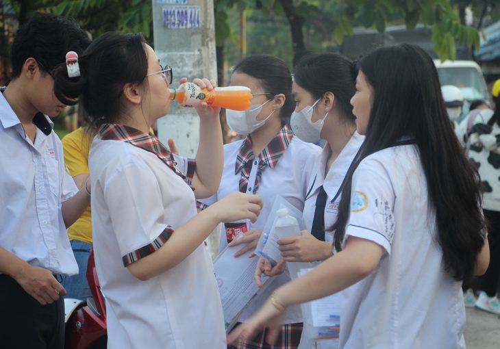 85.000 thí sinh ở TP.HCM bắt đầu kỳ thi tốt nghiệp THPT - Ảnh 2.