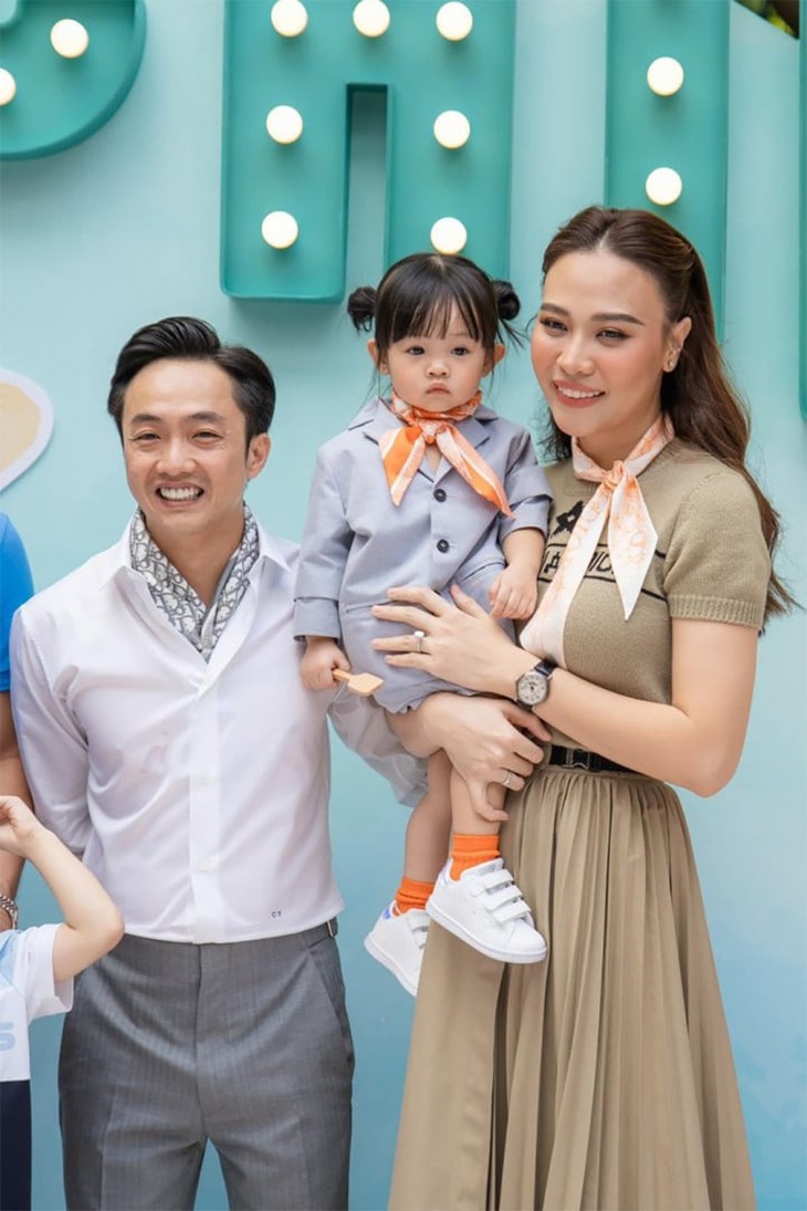 Hình ảnh đối lập của Cường Đô la: Sáng làm Chủ tịch, chiều làm ông bố bỉm sữa - Ảnh 2. Hình ảnh đối lập của Cường Đô la: Sáng làm Chủ tịch, chiều làm ông bố bỉm sữa - Ảnh 2.