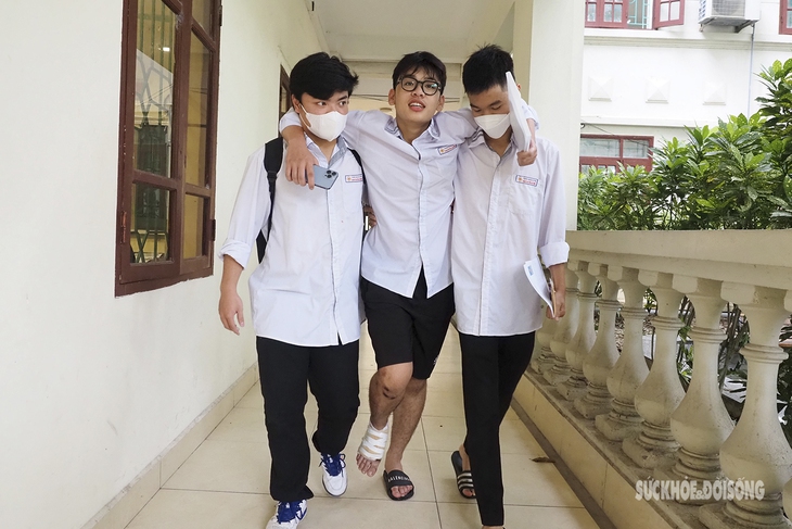 Xúc động hình ảnh nam sinh bị gãy chân được bạn dìu vào phòng thi - Ảnh 2. Xúc động hình ảnh nam sinh bị gãy chân được bạn dìu vào phòng thi - Ảnh 2.