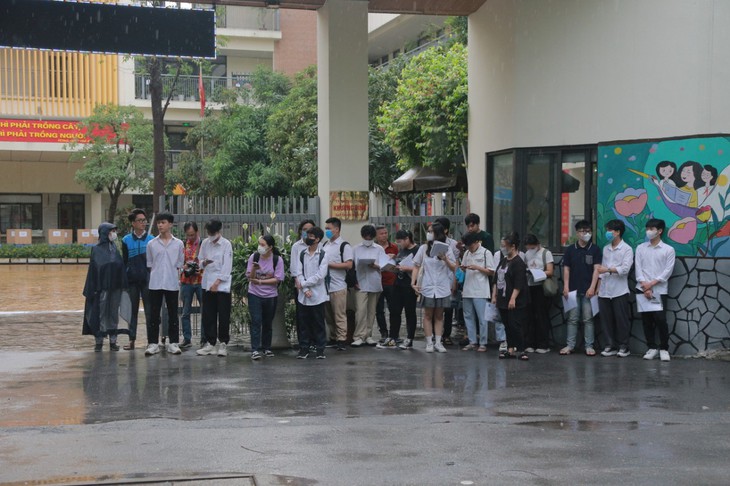 Thí sinh "đội mưa" trong ngày đầu tiên thi tốt nghiệp THPT 2023 - Ảnh 6. Thí sinh "đội mưa" trong ngày đầu tiên thi tốt nghiệp THPT 2023 - Ảnh 6.