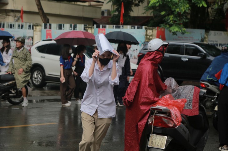 Thí sinh "đội mưa" trong ngày đầu tiên thi tốt nghiệp THPT 2023 - Ảnh 7. Thí sinh "đội mưa" trong ngày đầu tiên thi tốt nghiệp THPT 2023 - Ảnh 7.