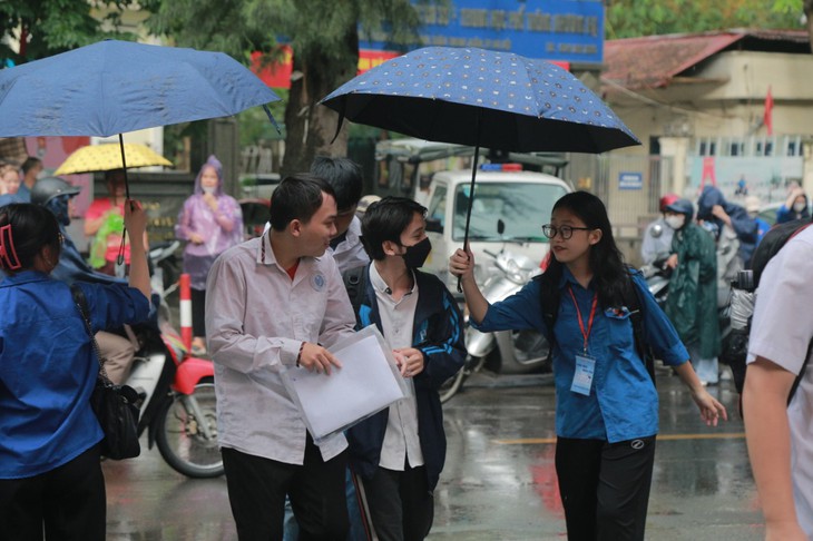 Thí sinh "đội mưa" trong ngày đầu tiên thi tốt nghiệp THPT 2023 - Ảnh 8. Thí sinh "đội mưa" trong ngày đầu tiên thi tốt nghiệp THPT 2023 - Ảnh 8.