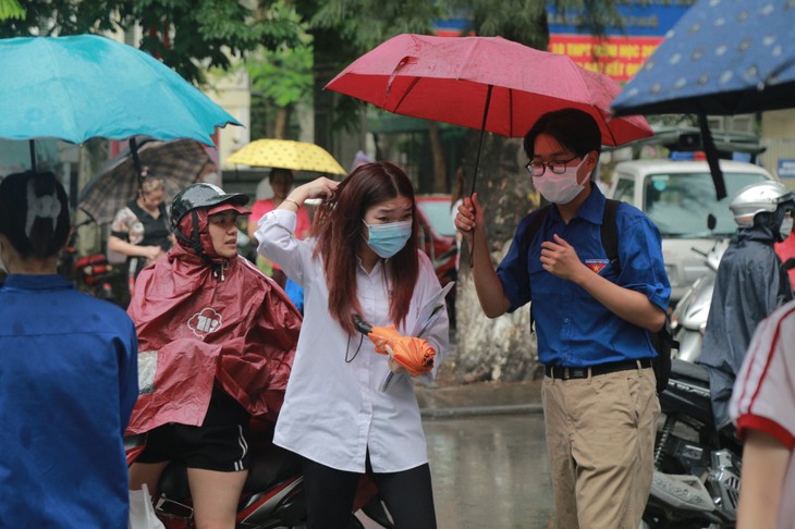 Thí sinh "đội mưa" trong ngày đầu tiên thi tốt nghiệp THPT 2023 - Ảnh 10. Thí sinh "đội mưa" trong ngày đầu tiên thi tốt nghiệp THPT 2023 - Ảnh 10.