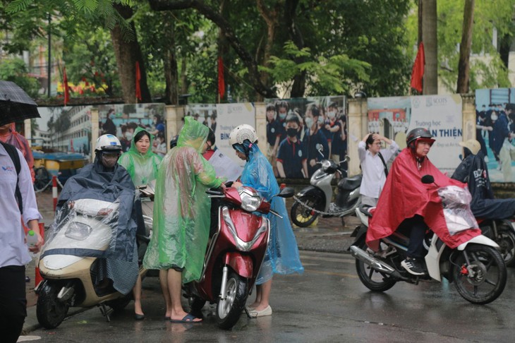 Thí sinh "đội mưa" trong ngày đầu tiên thi tốt nghiệp THPT 2023 - Ảnh 5. Thí sinh "đội mưa" trong ngày đầu tiên thi tốt nghiệp THPT 2023 - Ảnh 5.
