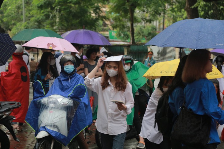 Thí sinh "đội mưa" trong ngày đầu tiên thi tốt nghiệp THPT 2023 - Ảnh 11. Thí sinh "đội mưa" trong ngày đầu tiên thi tốt nghiệp THPT 2023 - Ảnh 11.