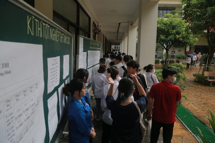 Thí sinh "đội mưa" trong ngày đầu tiên thi tốt nghiệp THPT 2023 - Ảnh 12. Thí sinh "đội mưa" trong ngày đầu tiên thi tốt nghiệp THPT 2023 - Ảnh 12.