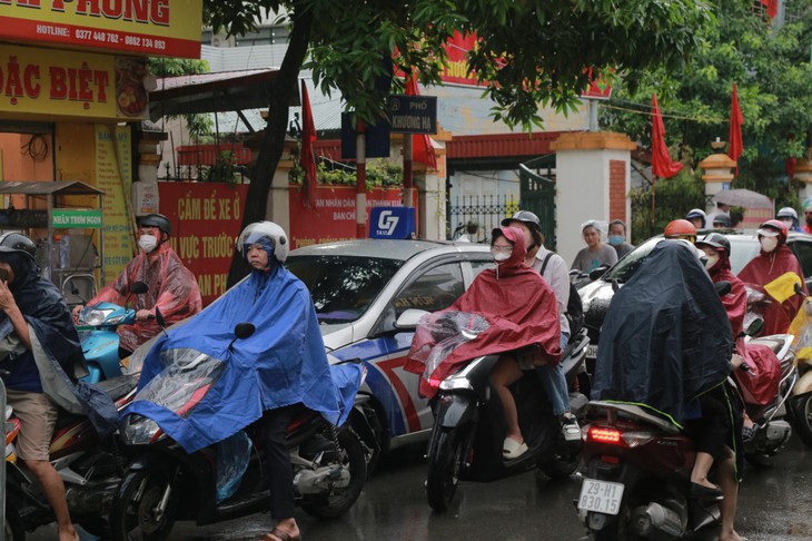Thí sinh "đội mưa" trong ngày đầu tiên thi tốt nghiệp THPT 2023 - Ảnh 2. Thí sinh "đội mưa" trong ngày đầu tiên thi tốt nghiệp THPT 2023 - Ảnh 2.