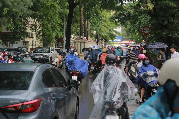 Thí sinh "đội mưa" trong ngày đầu tiên thi tốt nghiệp THPT 2023 - Ảnh 3. Thí sinh "đội mưa" trong ngày đầu tiên thi tốt nghiệp THPT 2023 - Ảnh 3.