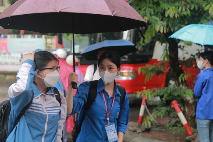 Thí sinh "đội mưa" trong ngày đầu tiên thi tốt nghiệp THPT 2023 - Ảnh 9. Thí sinh "đội mưa" trong ngày đầu tiên thi tốt nghiệp THPT 2023 - Ảnh 9.