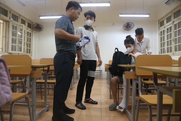 Xúc động khoảnh khắc nữ sinh ngồi xe lăn vì gãy chân được hỗ trợ vào tận phòng thi - Ảnh 9. Xúc động khoảnh khắc nữ sinh ngồi xe lăn vì gãy chân được hỗ trợ vào tận phòng thi - Ảnh 9.