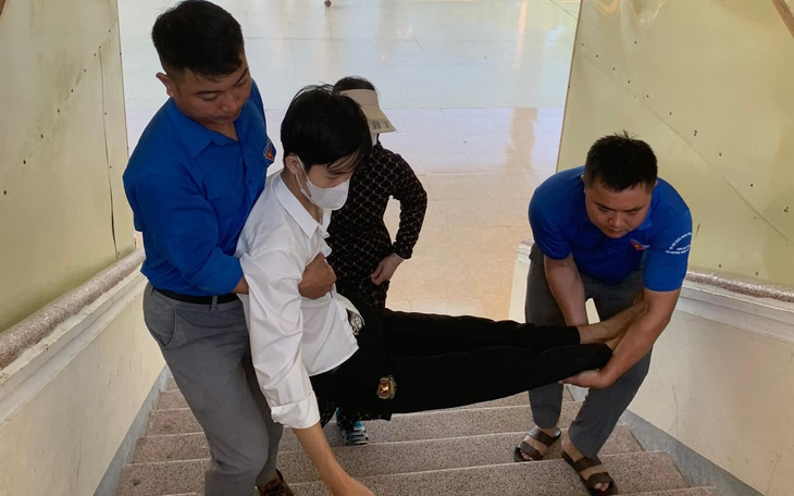 Áo xanh tình nguyện trở thành "đôi chân" giúp thí sinh "vượt vũ môn"