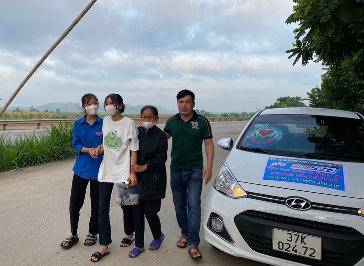 Chuyến xe "0 đồng" túc trực đưa đón các thi sinh đặc biệt trong kỳ thi THPT Quốc gia  - Ảnh 1.