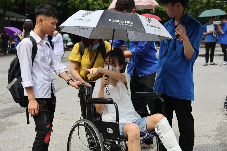 Xúc động khoảnh khắc nữ sinh ngồi xe lăn vì gãy chân được hỗ trợ vào tận phòng thi - Ảnh 6. Xúc động khoảnh khắc nữ sinh ngồi xe lăn vì gãy chân được hỗ trợ vào tận phòng thi - Ảnh 6.
