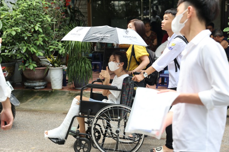 Xúc động khoảnh khắc nữ sinh ngồi xe lăn vì gãy chân được hỗ trợ vào tận phòng thi - Ảnh 4. Xúc động khoảnh khắc nữ sinh ngồi xe lăn vì gãy chân được hỗ trợ vào tận phòng thi - Ảnh 4.