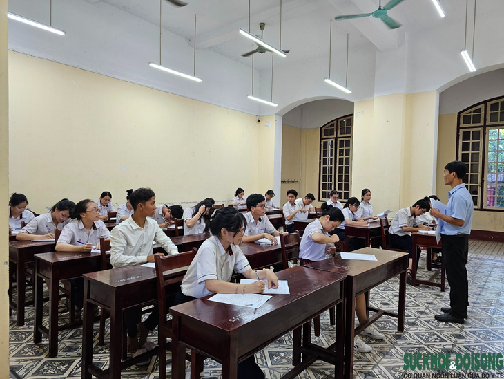 Gia đình vùng cao mượn thêm tiền xuống phố ở trọ, tiếp sức con thi tốt nghiệp THPT - Ảnh 2.